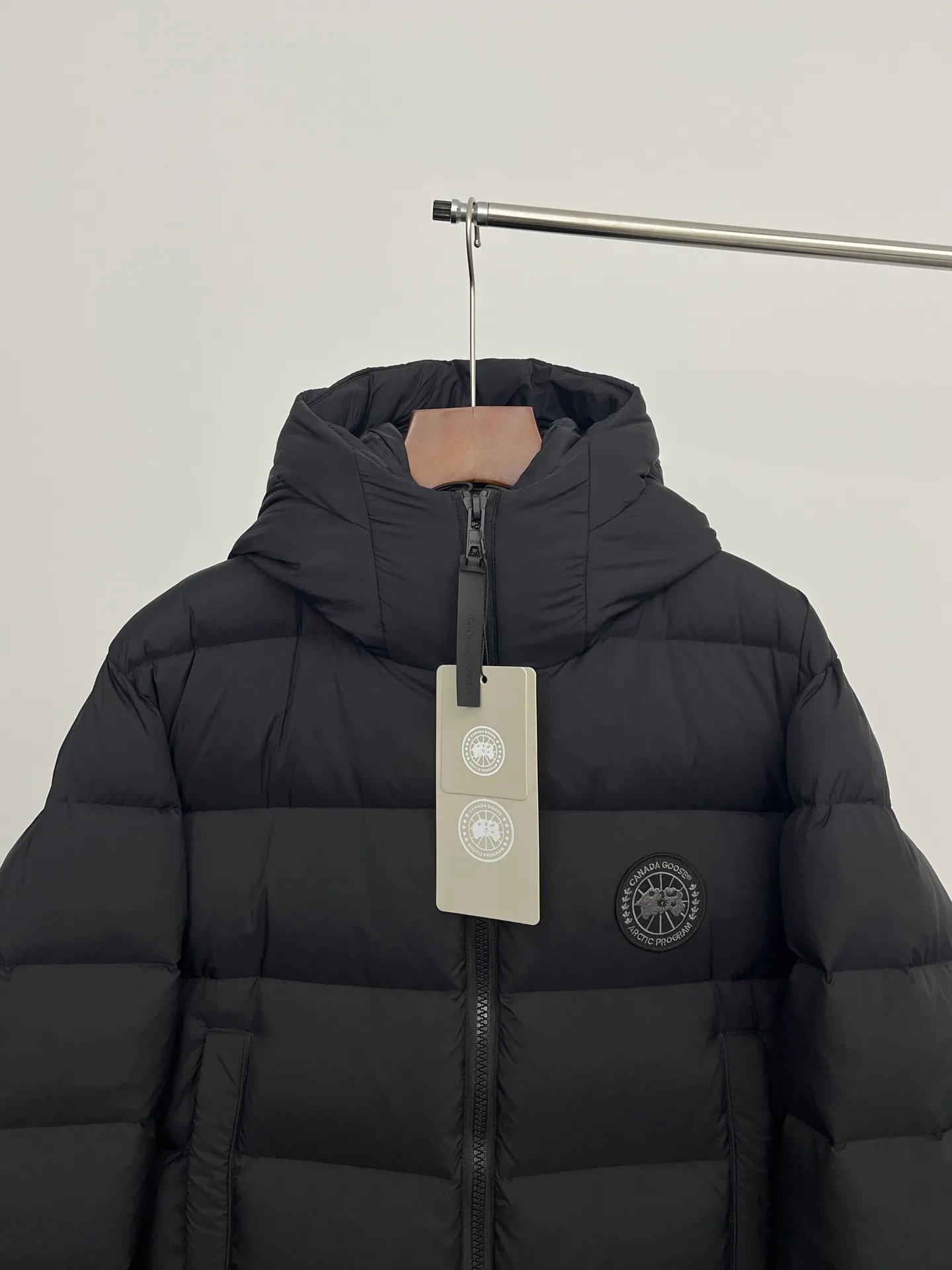P880 CANADA GOOSE丨Ouyang Nana second generation hooded down jacket black label bread jacket for men and women, black Canada Ouyang Nana second generation latest canada goose black label is a must-have black label in the world! The latest designer styles! It has always been a favorite of fashion and is loved by fashionistas from all walks of life! Fashionable hooded cut, high-end customer-supplied fine goose down, high resilience, smooth zipper, strong and firm. Pockets on both sides can store small items, free your hands, and you can go out without worries. It can also meet the need of putting your hands in your pockets👏👏Produced by many celebrities, it can be used as a group uniform. This model uses a double-layer anti-velvet inner liner design, which has strong windproof performance and will be very warm in winter! New standard 90% goose down filling, high fluffiness, windproof hooded design. When walking outdoors, pull the collar to the highest position, put your hands in the pockets and it will be very warm. It can be easily controlled by all body types! The interior is equipped with an elastic snow skirt design for better wrapping. The simple and neat style design highlights the masculine temperament. The impeccable style is classic and never goes out of style. It is warm and practical, and it is versatile! You can enter with your eyes closed!   Filler: 90% goose down Sizes: XS S M L XL XXL